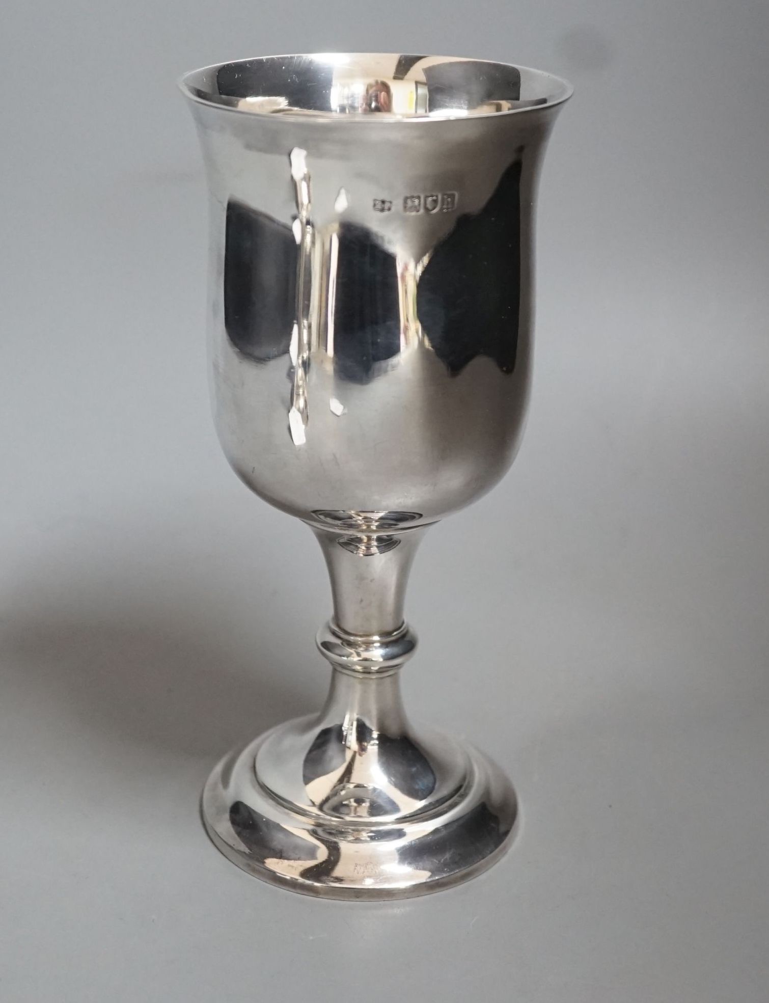 An Edwardian silver chalice, Robert Pringle & Sons, London, 1903, 19cm, 11oz.